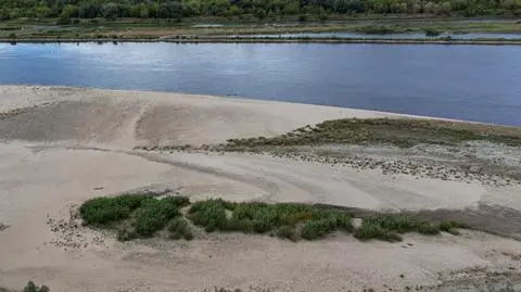 Niski poziom wody w Wiśle w Kazimierzu Dolnym