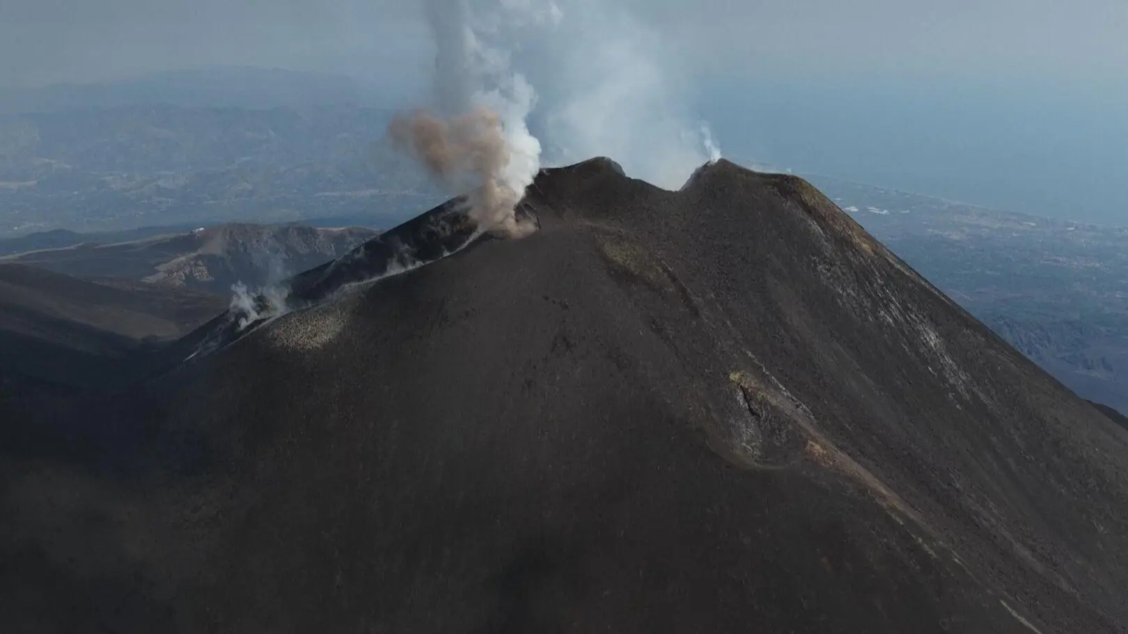 Utrudnienia na lotnisku w Katanii. Etna się przebudziła