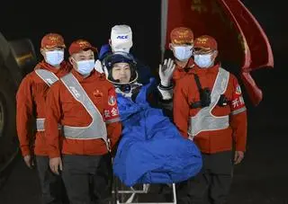 Chińscy astronauci misji Shenzhou-18 wrócili na Ziemię