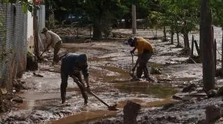 Mieszkańcy środkowej Boliwii sprzątają po powodzi