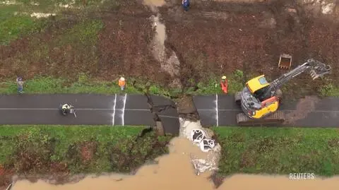 Służby usypują przerwany wał przeciwpowodziowy 