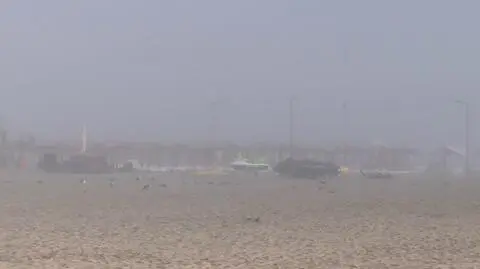 Gęsta mgła spowiła Mamaia Beach