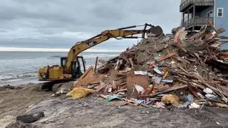 Służby sprzątają pozostałości domu na Outer Banks, który zawalił się po burzy
