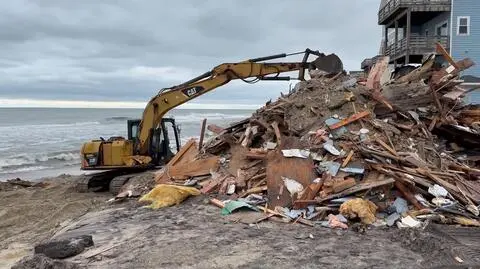 Służby sprzątają pozostałości domu na Outer Banks, który zawalił się po burzy