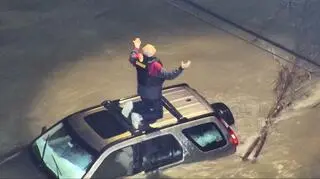 Ratowali mieszkańców helikopterami ze strychów i dachów samochodów