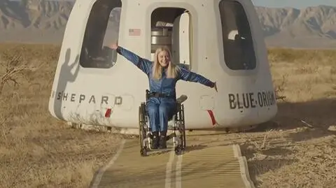 Michaela Benthaus po locie z firmą Blue Origin