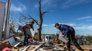 Skutki tornada w Rio Bonito do Iguacu w Brazylii