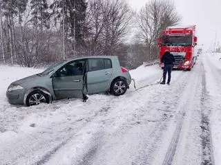 Trudne warunki na drogach po opadach śniegu