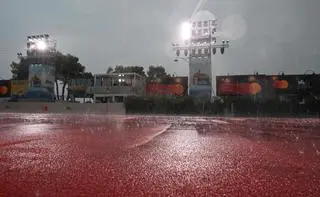 Czerwony dywan na festiwalu filmowym w Wenecji w deszczu