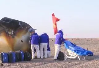 Wrócili na Ziemię po starciu z kosmicznym śmieciem