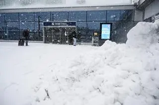 Intensywne opady śniegu na lotnisku w Helsinkach