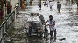 Intensywne opady przyniesione przez tajfun Fung-wong zalały wiele miejscowości na Filipinach