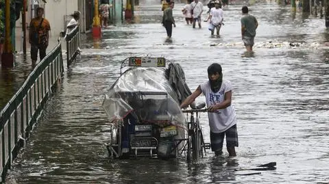 Intensywne opady przyniesione przez tajfun Fung-wong zalały wiele miejscowości na Filipinach