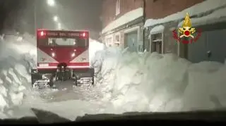 Spadły ponad dwa metry śniegu. Paraliż na drogach