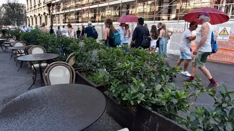 Gruba warstwa pyłu pokryła miasto. Ludzie chodzili pod parasolami
