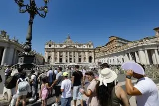 Turyści na placu św. Piotra w Watykanie