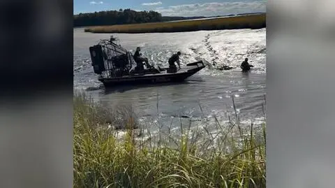 Policjanci ruszyli na pomoc myśliwemu, który utknął w kurzawce
