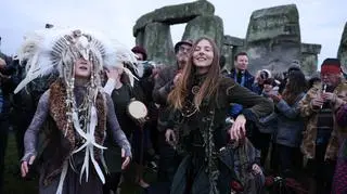 Tłumy zgromadziły się w Stonehenge