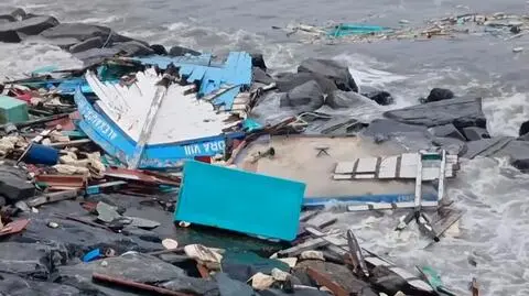 Silny wiatr i wysokie fale u wybrzeży Peru