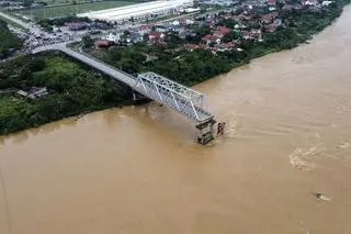 Zawalony most w prowincji Phu To. 