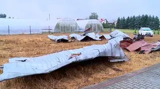 Zerwany dach z domu w miejscowości Ładna