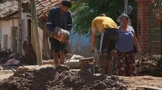 Mieszkańcy środkowej Boliwii sprzątają po powodzi