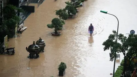 Powodzie w Hanoi po tajfunie