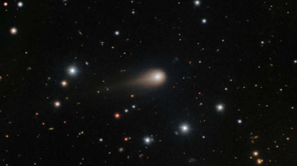 Zbliżając się do Słońca gwałtownie jaśniała. Ta kometa zaskakuje