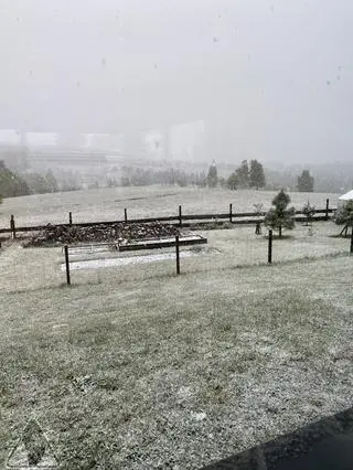 Śnieg spadł w miejscowości Mostowice 