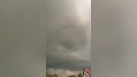 Silny wiatr porwał dach i cisnął nim w budynek przychodni