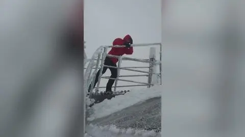 Mocno wieje na Śnieżce