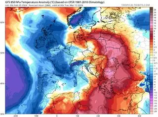 Prognoza odchylenia temperatury od średniej na 12.03, widoczny klin ciepła nad wschodnią Europą (czerwony kolor)