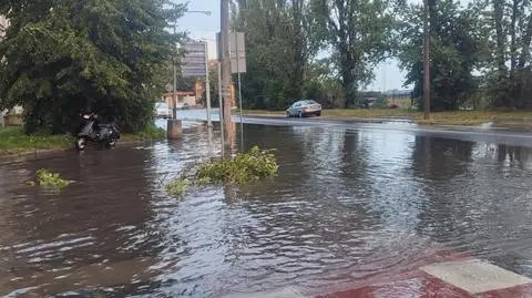 Ponad 600 interwencji, zerwane dachy i zatopione ulice. Bilans środowych burz
