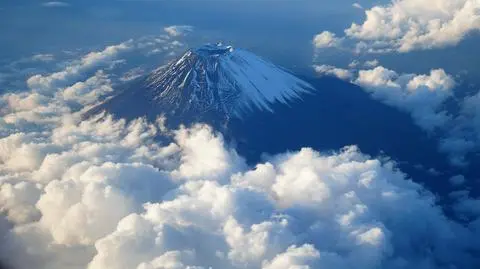 Chmury otaczające górę Fudżi, na której przeprowadzano obserwacje
