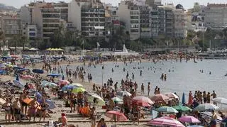 Tłumy na plaży. Benidorm, Hiszpania