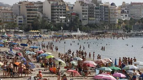 Tłumy na plaży. Benidorm, Hiszpania