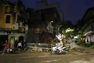 Silny wiatr w Hanoi przed uderzeniem tajfunu Yagi