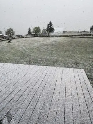 Śnieg spadł w miejscowości Mostowice 