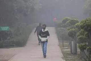 Mężczyzna nosi maseczkę, by chronić się przed smogiem 