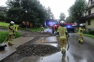 Strażacy usuwają skutki ulewy w miejscowości Dzianisz