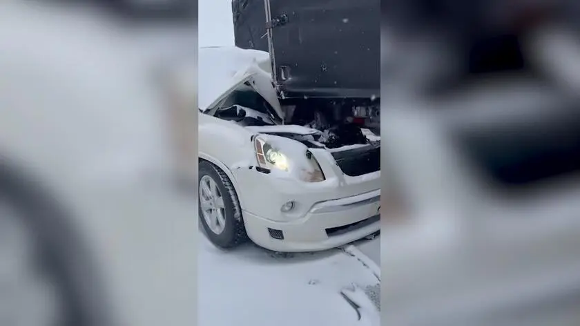 Atak zimy. Samochód wbił się w ciężarówkę