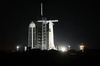 Rakieta Falcon 9 z kapsułą Crew Dragon gotowa do startu