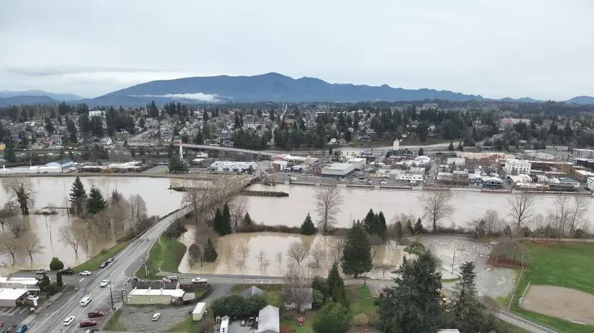 Uciekali z zalanych domów w środku nocy. "Historyczna sytuacja"