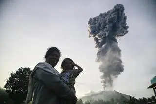 Ewakuacja na indonezyjskiej wyspie Halmahera