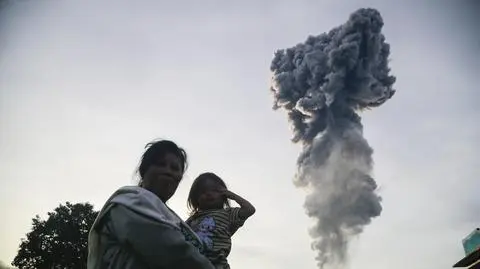 Po erupcji wulkanu ewakuują tysiące osób