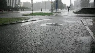 Burze, ulewy, grad. Ostrzeżenia w 14 województwach