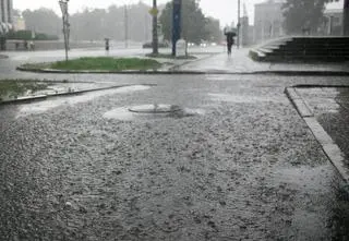 Burze, ulewy, grad. Ostrzeżenia w 14 województwach