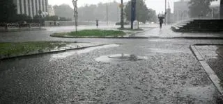 Burze, ulewy, grad. Ostrzeżenia w 14 województwach