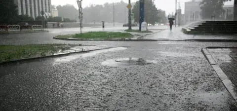 Burze, ulewy, grad. Ostrzeżenia w 14 województwach