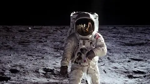 Neil Armstrong uwiecznił swoje odbicie w hełmie Buzza Aldrina, pierwsze lądowanie na Księżycu, 1969